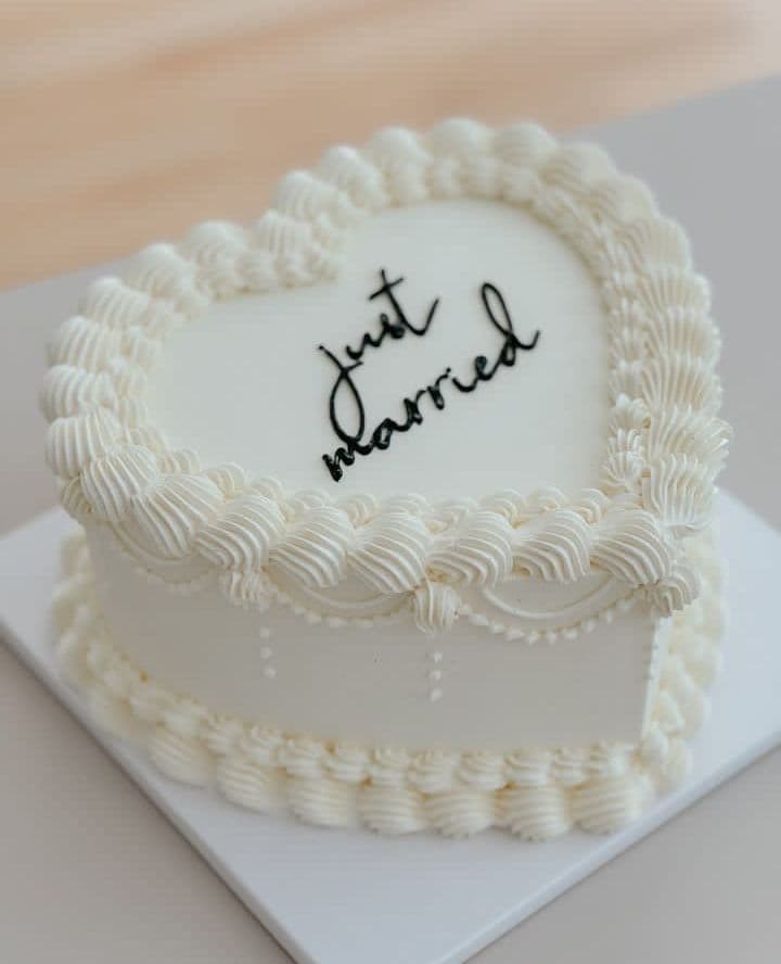 /images/cakes/just-married-heart-cake.jpg